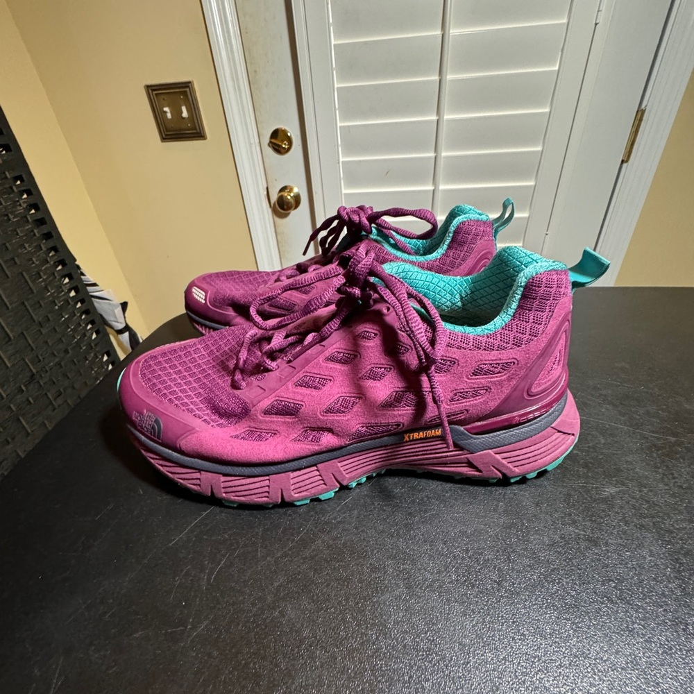 The North Face size 7.5 sneakers - Picture 2 of 12